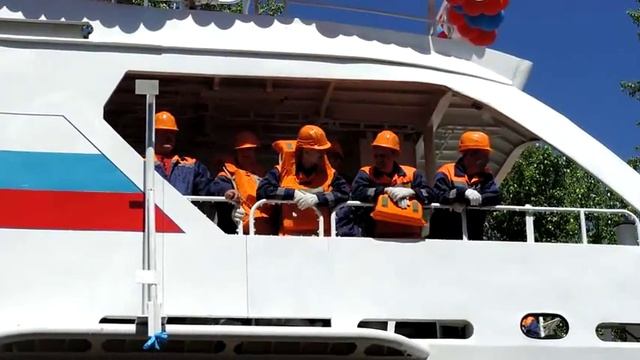 спуск пассажирского судна 