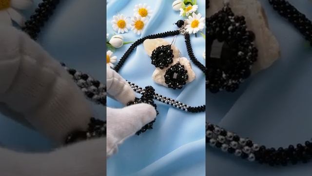 Black jewelry set / beaded necklace / beaded pendant / small black earrings / черные украшения смотреть онлайн