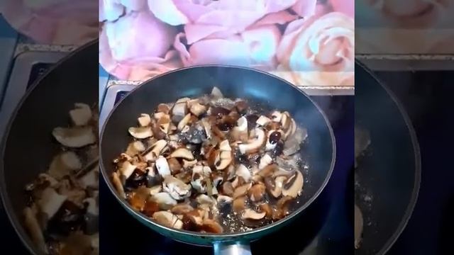 КУРИНАЯ ПЕЧЕНЬ С БЕЛЫМИ ГРИБАМИ В СОУСЕ ..блюдо получается нежным на вкус и ароматным.. смотреть онлайн