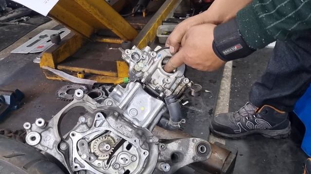 Honda PCX 125 motorcycle engine overhaul assembly and installation process смотреть онлайн