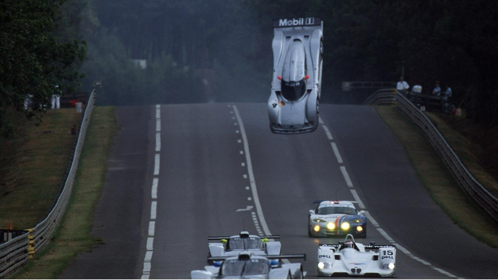 Летающий над Ле-Маном Mercedes-Benz CLR смотреть онлайн