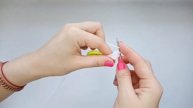 КАК ЖЕ СВЯЗАТЬ РОМАШКУ/ РОМАШКА все очень просто и легко/ОЧЕНЬ ПРОСТОЙ СПОСОБ ВЯЗАНИЯ ЦВЕТКА/ЦВЕТОК смотреть онлайн