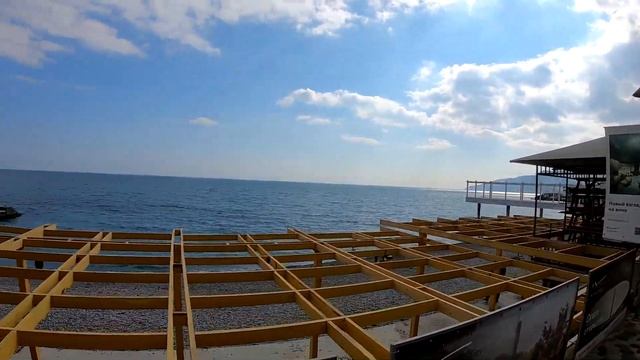 Сезон в Крыму начался! Массандровский пляж. На пляжах в Крыму полно туристов. Крым. Март 2021 год. смотреть онлайн