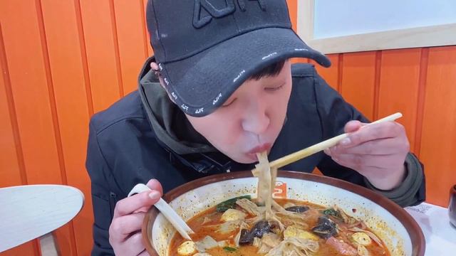 16元一斤的大碗麻辣烫，食材新鲜，汤汁味美，配大馒头，吃美了 смотреть онлайн