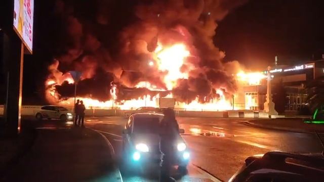 Горит ТЦ в Адлере смотреть онлайн