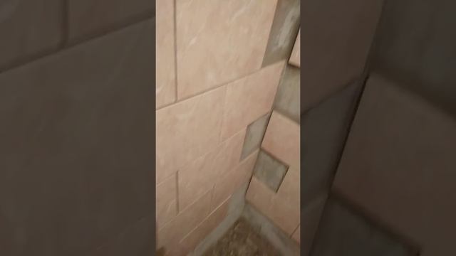 после того как закончил клеить плитку протрите тряпкой излишки клея смотреть онлайн