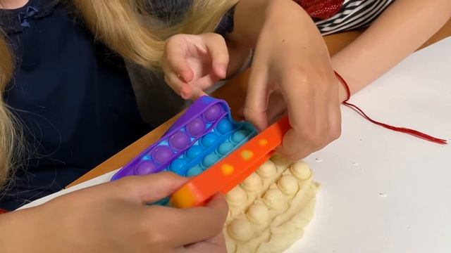Самодельный поп ит. Популярная игрушка поп ит из солёного теста. Необычный pop it и игры с ним. смотреть онлайн