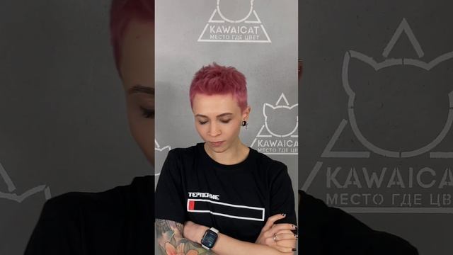 Модная короткая стрижка и розовый цвет волос. смотреть онлайн
