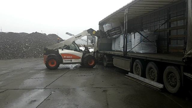 Загрузка щебня из пеностекла в фуру в биг-бегах смотреть онлайн