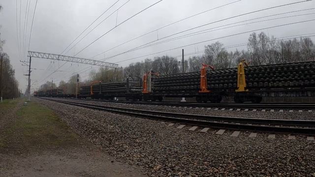 "Локомотив между вагонов" 2М62У-0002 с рельсоукладочным поездом. Ст. Бескудниково. смотреть онлайн
