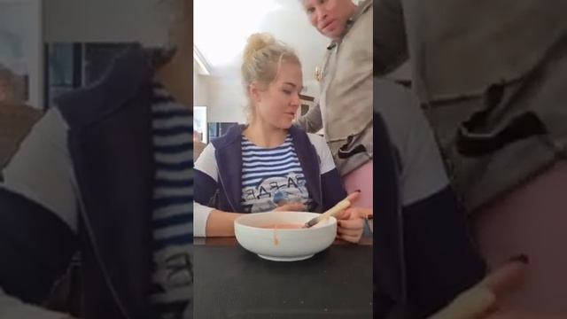 Мася Шпак пробует борщ