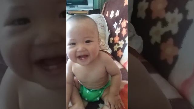 Мой малыш смеется над икотой при этом сам икает. смотреть онлайн