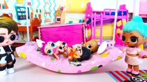 КРОВАТИ СЛОМАЛИ, НА МАТРАСЕ СПАЛИ?? Малыши ЛОЛ сюрприз в ДЕТСКОМ САДИКЕ! Куклы мультики Даринелка