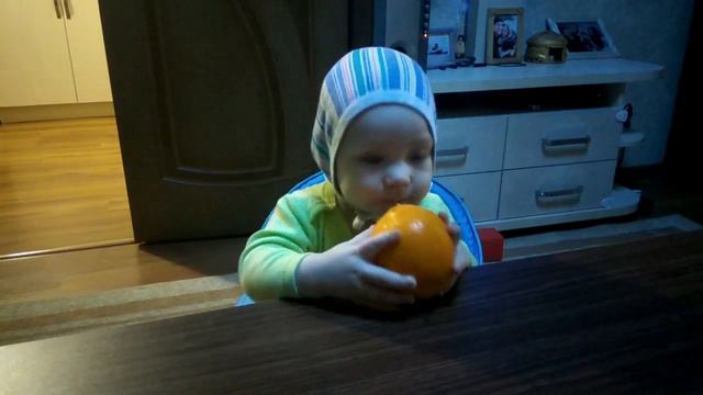 Мелкий любит апельсины))