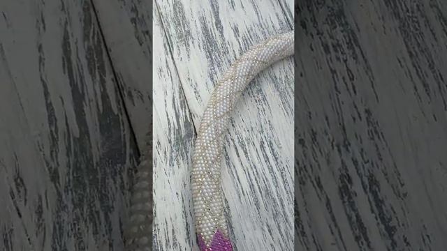 Сиреневый жгут из бисера смотреть онлайн