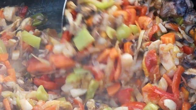 Плов с морепродуктами в голландской печи. смотреть онлайн