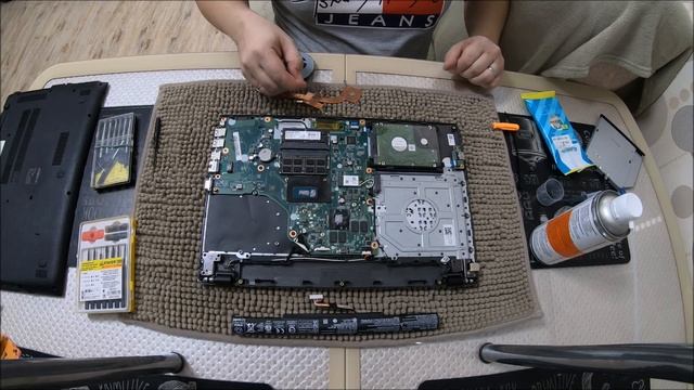 Продувка ноутбука ACER E15 сжатым воздухом из бутылки ПЭТ. смотреть онлайн