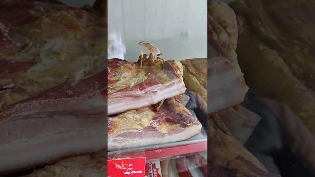 Месара- мясной магазин. 1€=116 динар. свинина - 6.9€. бекон- 7,3, курица- 2,6, окорочка, крылышки-3 смотреть онлайн