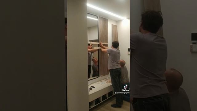 Современная прихожая в интерьере квартиры. Монтаж МДФ рейки на стену. смотреть онлайн