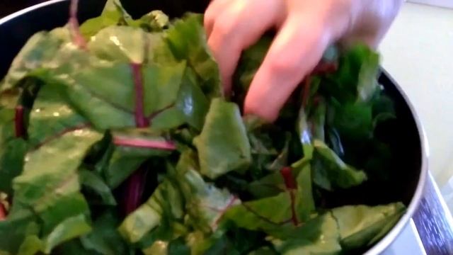 Свекольная ботва с яйцом. Вкусное и полезное блюдо. Свекольная ботва. Рецепт приготовления. смотреть онлайн