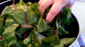 Свекольная ботва с яйцом. Вкусное и полезное блюдо. Свекольная ботва. Рецепт приготовления.