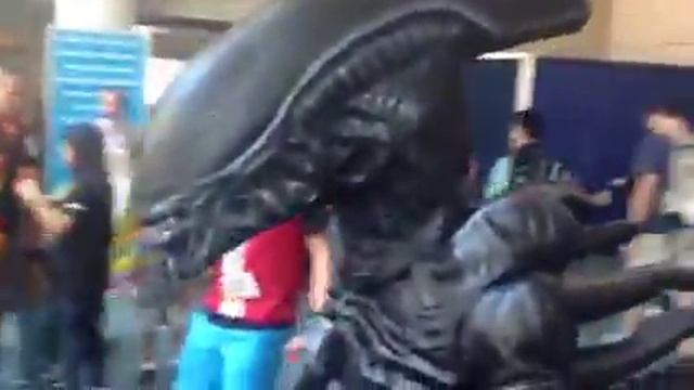Alien Cosplay Doesn't Scare Kids At Comic-Con #SDCC смотреть онлайн