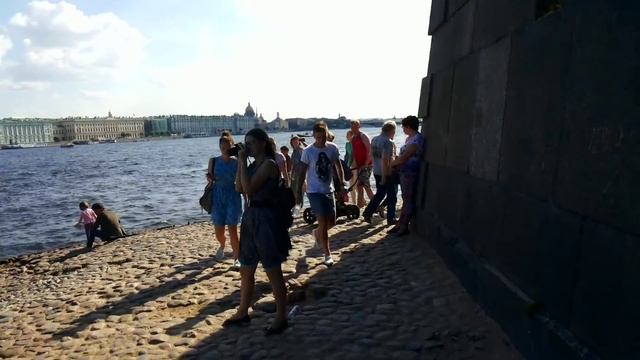 Идем вдоль стены Петропавловской крепости