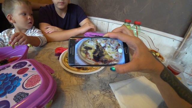 ТАРАКАНЫ В ПИЦЦЕ! УЖАС! смотреть онлайн