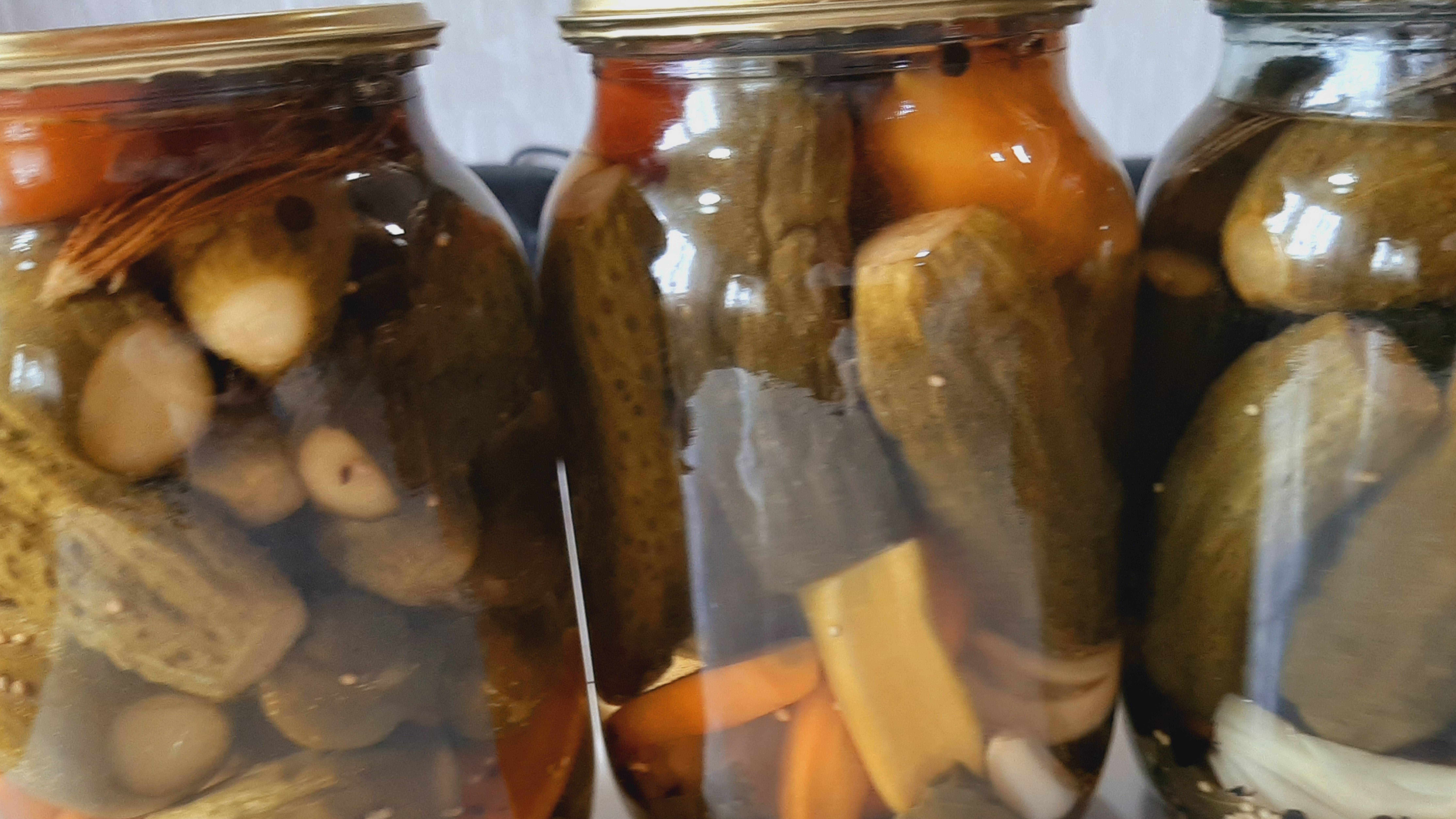 Маринованные огурцы с луком и морковью