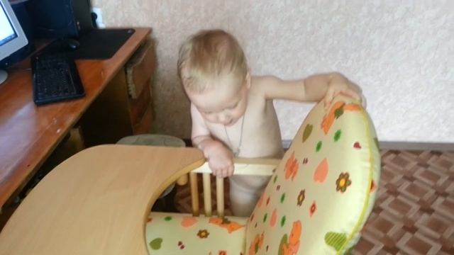 Залезаем на стул для кормления) смотреть онлайн