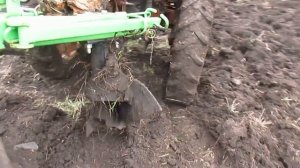 Трактор т 25 и плуг 2-25( бомет ) в работе. Тянет трудяга.