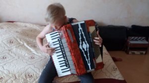 Смуглянка на аккордеоне