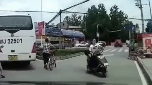 Подборка ГЛУПЫЕ БАБЫ НА ДОРОГЕ ! Цирк и Разборке за рулём