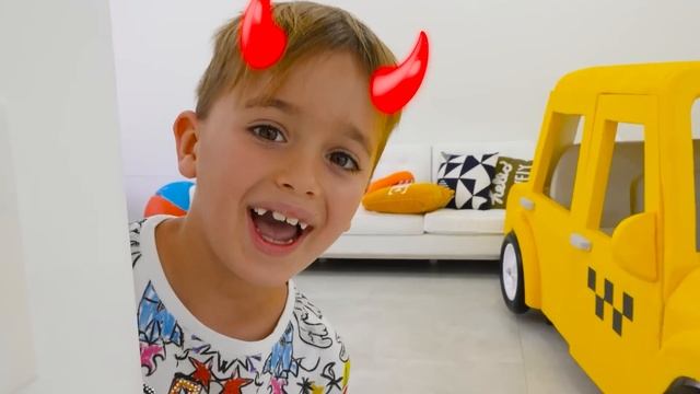 Крис и Ники учатся вместе играть и делиться игрушками