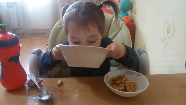 Маша 2,3, кушает мамин вкусный суп?