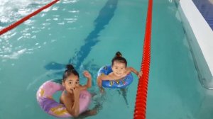 ДЕТИ КУПАЮТСЯ В БАССЕЙНЕ. БАССЕЙН.