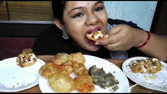 Eating panipuri/fuchka, dahi fuchka,papri chat,#foodie,#The Bong Mukbanger. смотреть онлайн