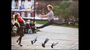 Когда она ложилась спать он догонял ее во снах красивый юноша с цветком под песни Битлз босиком