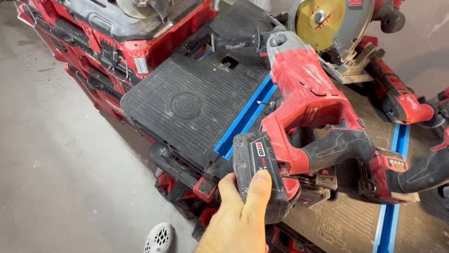 Недостаток Milwaukee M18 | Крепление батареи к инструменту!!!Реальный опыт использования. смотреть онлайн