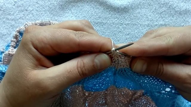 Как связать три вместе петли спицами с центральной петлей по средине смотреть онлайн