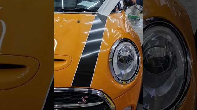 После покраски капота наносим на него новые оригинальные полоски, как это было с завода. смотреть онлайн