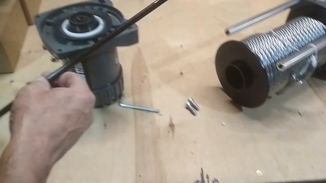 Видеообзор лебедки Pro&Top более известной, как Electric Winch 12000 смотреть онлайн