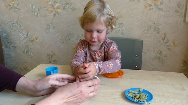 Цветок из пластилина и семян. Простая осенняя поделка в детский сад. смотреть онлайн