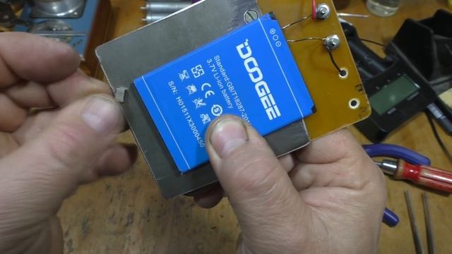 Универсальный держатель для плоских аккумуляторов. смотреть онлайн