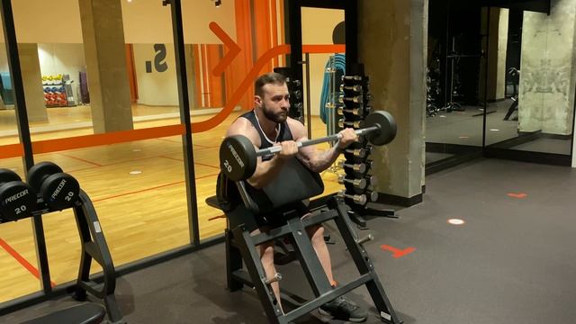 Сгибание рук со штангой на скамье Скотта смотреть онлайн