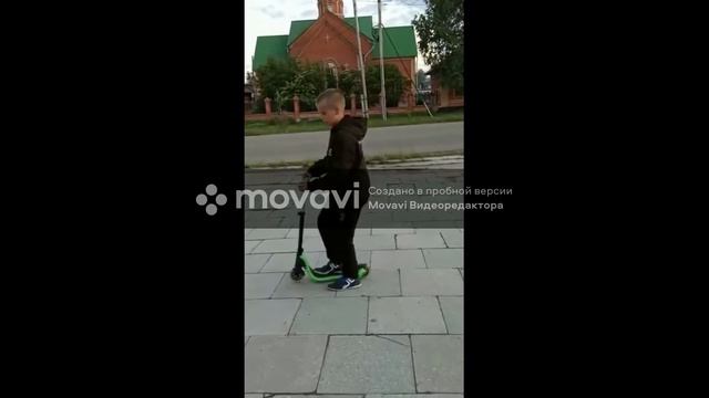 НАШИ ПЕРВЫЕ ТРЮКОВЫЕ ПОКАТУШКИ НА САМОКАТЕ!!! смотреть онлайн