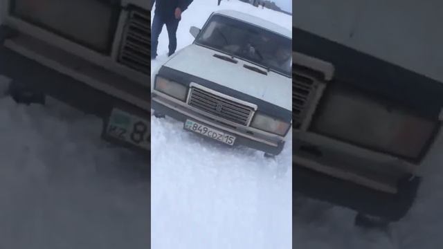 Ваз 2107 против снега )))