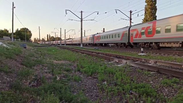 "На закате дня!)" ЭП1М-772 со скорым поездом №117 Адлер-Самара, прибывает на станцию Миллерово. смотреть онлайн