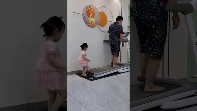 爸爸睡覺不煮飯，女兒一招讓爸爸迅速起來，吐槽到：一天天的就知道睡覺！【蘇馨呀】#funny #babygirl #cutebaby #comedy смотреть онлайн