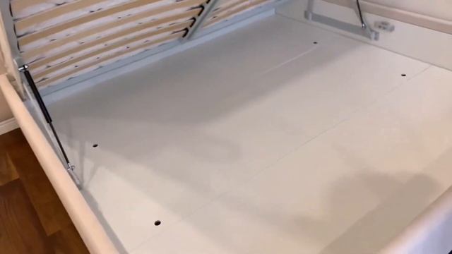 Кровать с подъемным механизмом и мягкие панели во всю стену смотреть онлайн